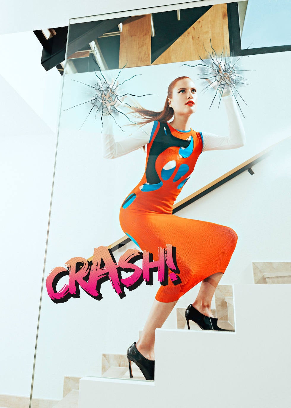 Vestido de Loewe y camiseta blanca de IKKS. Los zapatos de charol son de Sportmax y los anillos de plata, de Trizia Meliche.