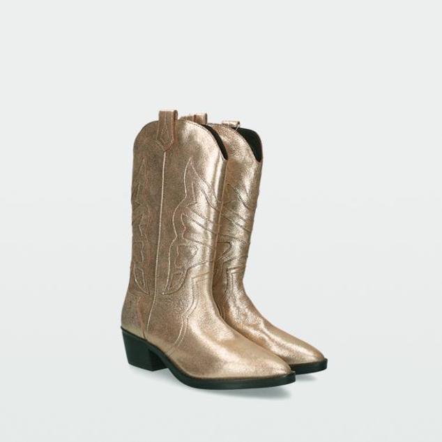 Botas Amantis de Musse & Cloud by Ulanka doradas. Confeccionadas en piel y materiales textiles con puntera triangular y con el detalle de bordado y tiradores laterales. Rebajadas a 88,99 euros.