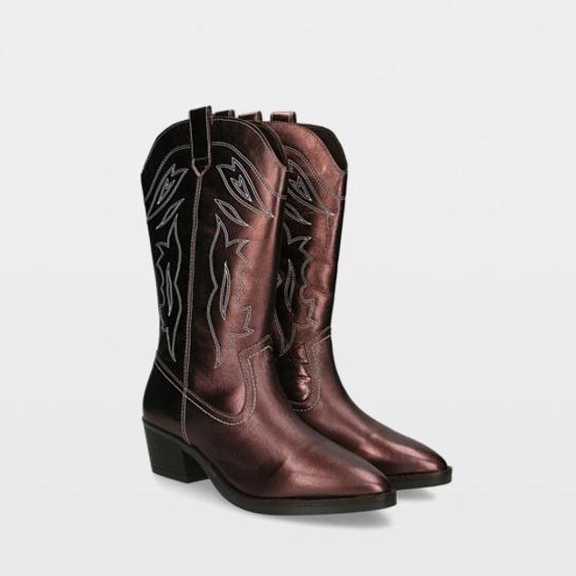 Botas Amantis de Musse & Cloud by Ulanka en marrón brillante. Confeccionadas en piel y materiales textiles con puntera triangular y con el detalle de bordado y tiradores laterales. Rebajadas a 88,99 euros.