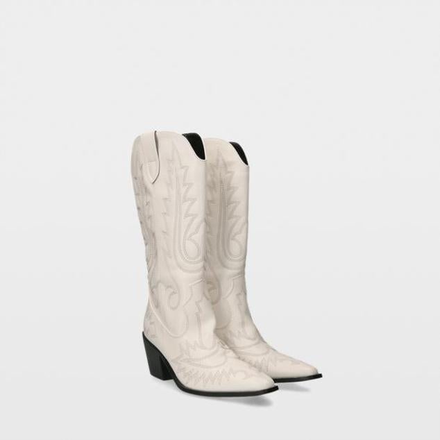 Botas camperas estilo cowboy en color blanco con decoración con pespuntes y tacón de 7 cm. Rebajadas a 62,29 euros.