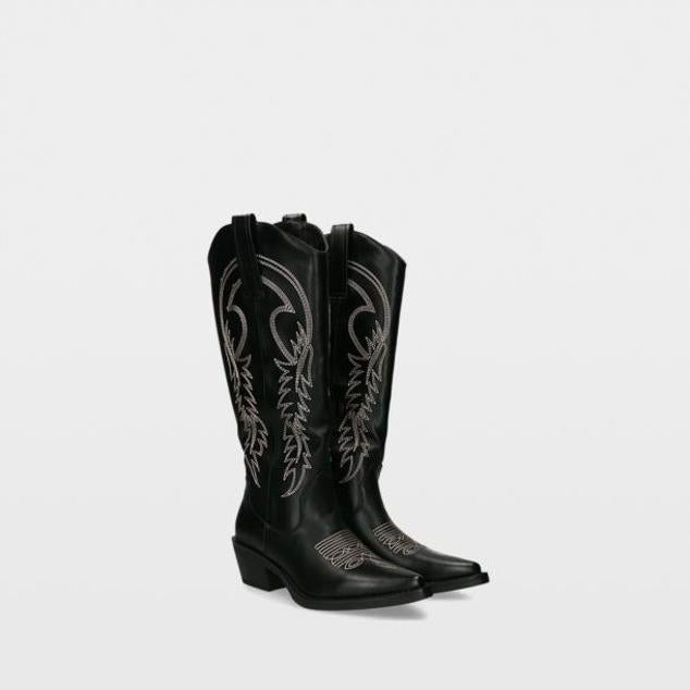 Botas cowboy con tacón fabricadas en piel sintética. Tiene también el detalle bordado decortaivo en los laterales y empeine. Rebajas a 53,39 euros.