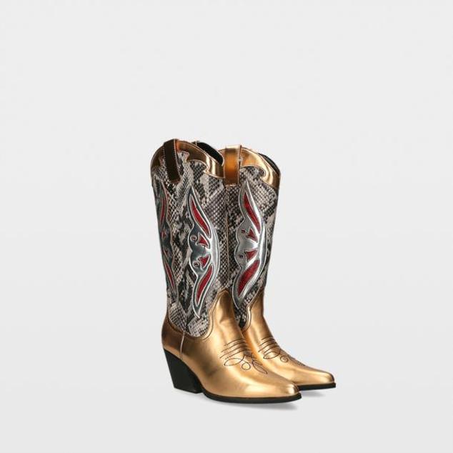 Botas cowboy con tacón, fabricadas en piel sintética metalizada y contraste de colores. Rebajadas a 53,39 euros.