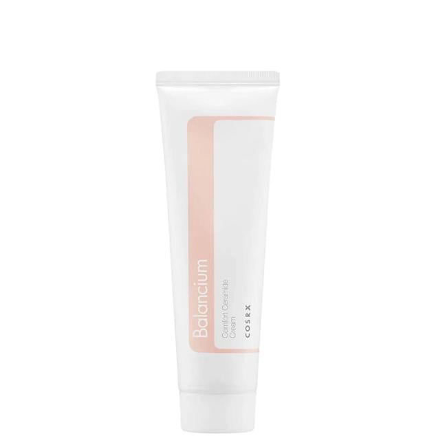 Balancium Comfort Ceramide Cream de COSRX regenera y refuerza la piel sensible al aportar una intensa hidratación, reparación y calma. Las ceramidas potencian la elasticidad y fortaleza de la barrera, mientras la centella regenera, estimula el colágeno, alivia y preserva la hidratación, junto al ácido hialurónico, el pantenol y la niacinamida. Cómpralo aquí