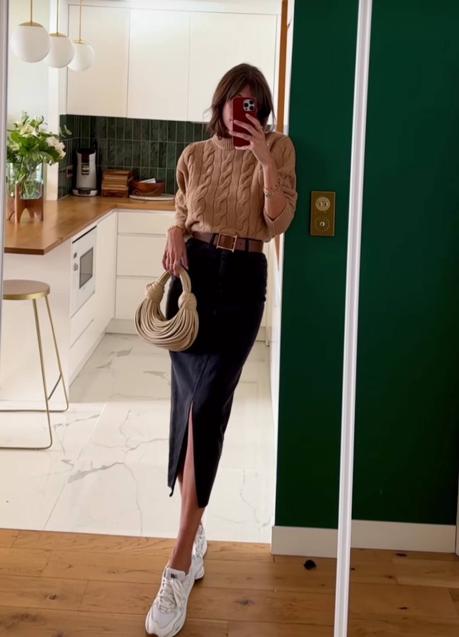 Imagen - Look con falda denim y deportivas