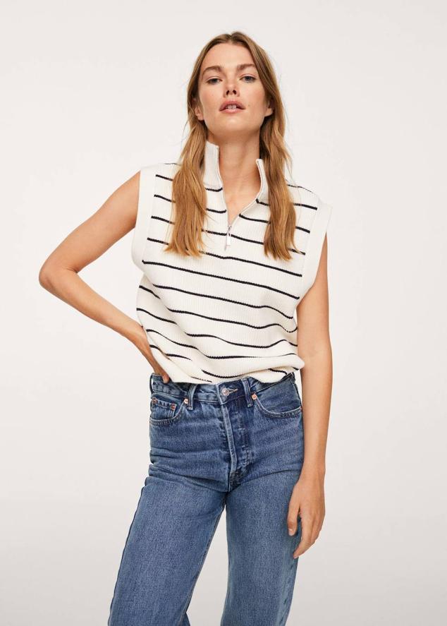 Chaleco en tejido de punto acanalado con corte amplio, manga sisa, cuello alto, cremallera y estampado de rayas, de Mango Outlet. Está rebajado a 17,99 euros.
