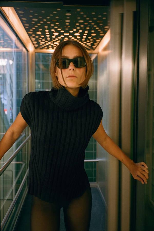 Chaleco en tejido de punto rib con corte relajado, cuello vuelto, aberturas laterales y manga sisa, en negro, de Zara. Tiene un coste de 25,95 euros.