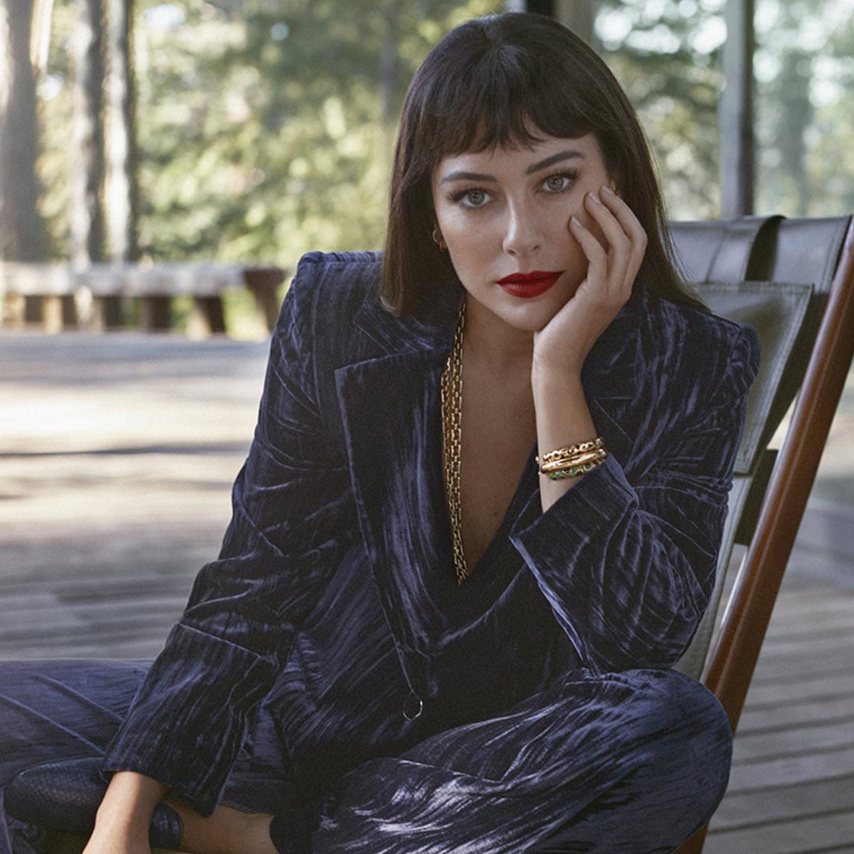 El conjunto de traje en terciopelo favorecedor si prefieres ir en zapato plans en Navidad