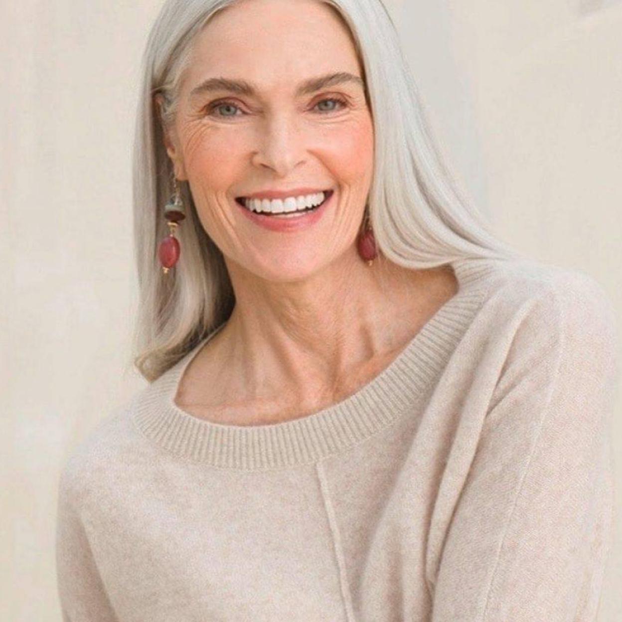 La modelo tiene una piel tersa, uniforme y luminosa que onbtendrás con estos sérums