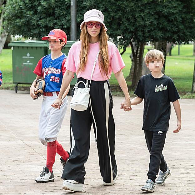 Shakira junto a sus hijos.
