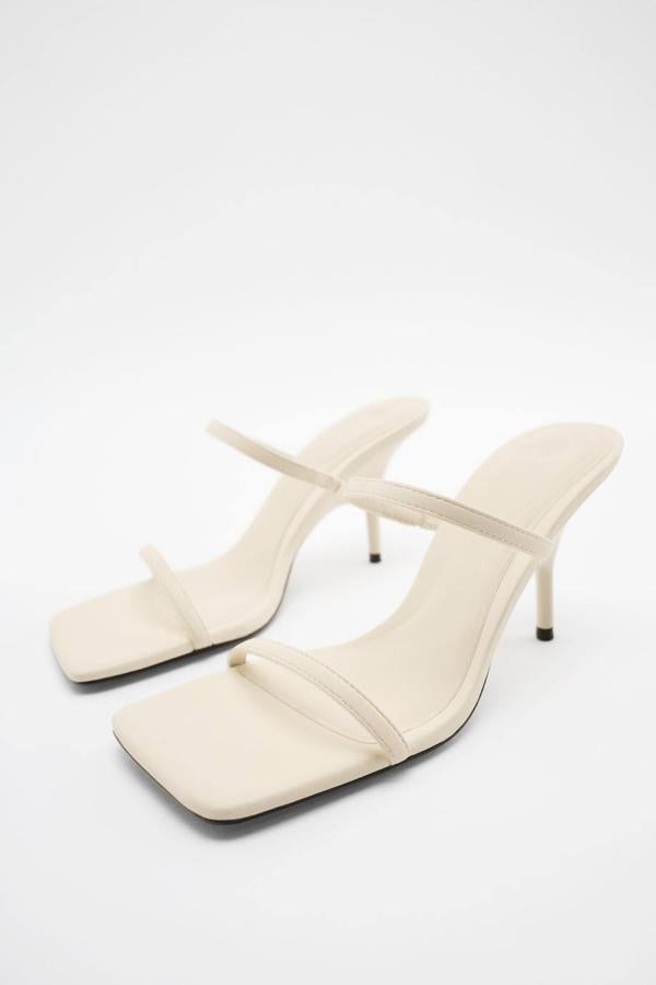Sandalias de tacón destalonadas con tiras finas en la parte frontal, color blanco, de Zara. Cómpralas por 29,95 euros.