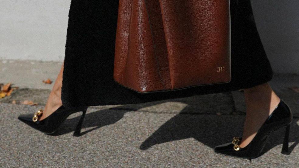 Los salones de tacón son el básico que elevará tus outfits