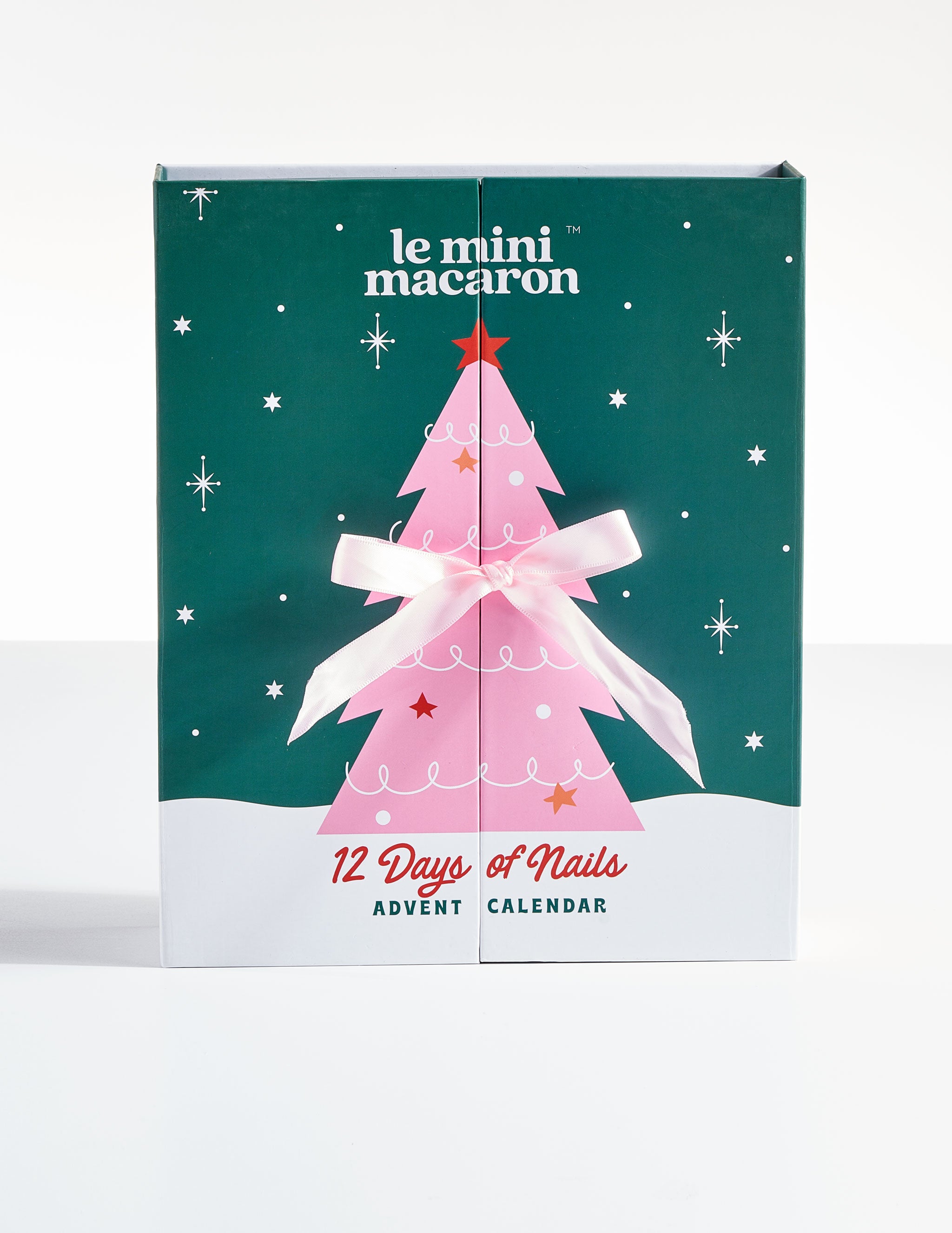 Si te gusta hacerte la manicura en casa, seguramente ya conoces Le Mini Macaron. Ahora por Navidad han lanzado  12 Days of Nails , un calendario de Adviento con todo lo que necesitas para hacerte las uñas. Incluye hasta una mini lámpara para que puedas llevártela de viaje a donde quieras.