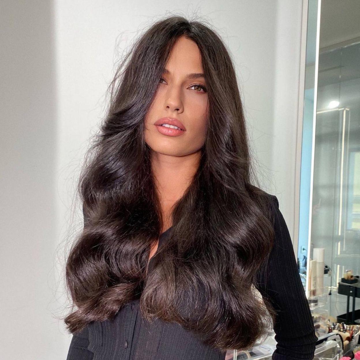 La melena luminosa, sedosa y moldeada de la modelo se obtiene con estos cepillos térmicos