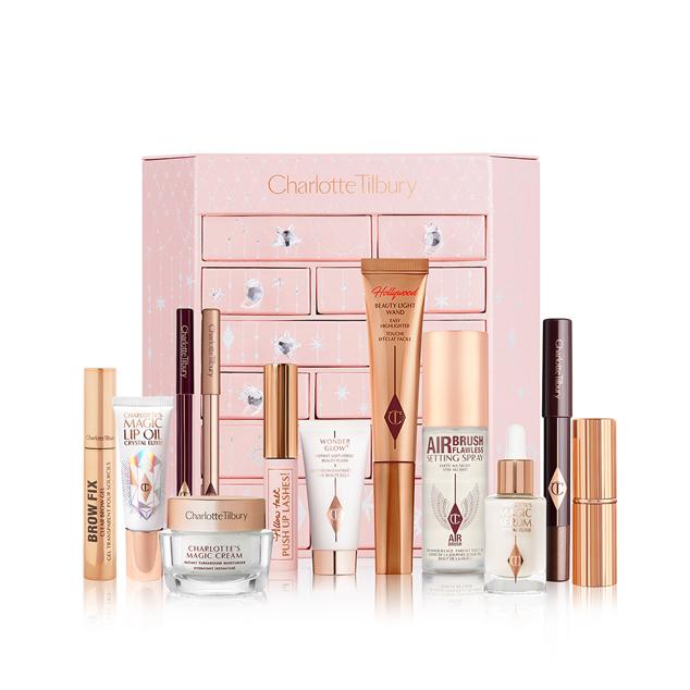 Es una de las marcas de referencia de las celebrities. La firma de cosmética Charlotte Tilbury también cuenta con calendario de Adviento. Encontrarás algunos de los mayores éxitos de la firma, desde el sérum con efecto glow Wonderglow, pasando por el iluminador líquido Hollywood Beauty Light Wand, hasta la crema hidratante más deseada por las actrices.