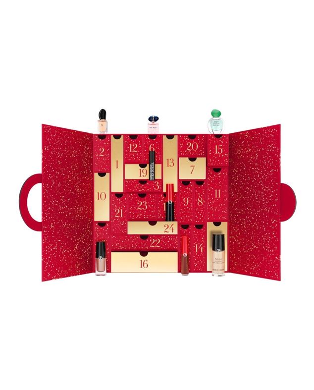La firma Giorgio Armani ha preparado por Navidad este ideal calendario de Adviento en color rojo. Una caja con algunos de sus productos más destacados. Desde perfumes, iluminadores, hasta bases de maquillaje. Cómpralo aquí