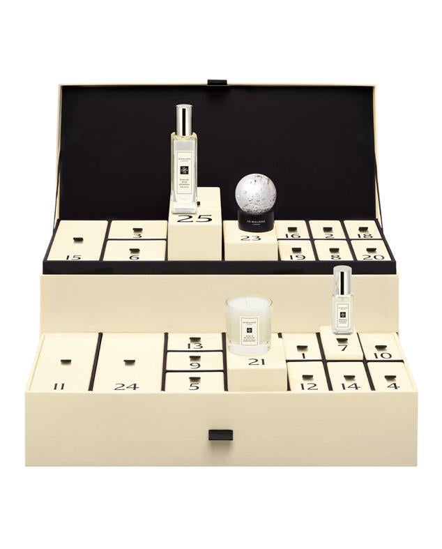 La icónica firma Jo Malone también ha lanzado su propio calendario de Adviento con 25 productos. Perfumes, velas, cremas...y todos con un elemento común: un aroma que atrapa. Podrás conseguir esta caja tan elegante en El Corte Inglés. Cómpralo aquí