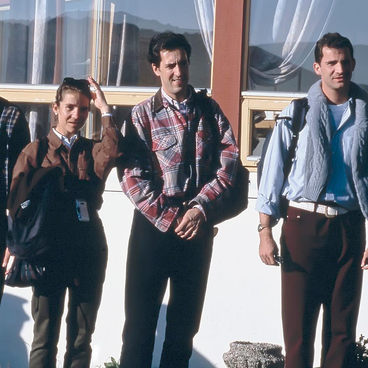 El príncipe Felipe de Borbón con la infanta Elena y Jaime de Marichalar.