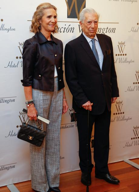 Imagen - La infanta Elena junto al escritor Mario vargas Llosa.