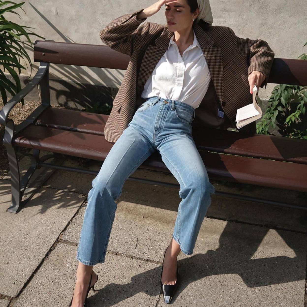 La influencer lleva unos zapatos de tacón negros con punta metalizada de YSL