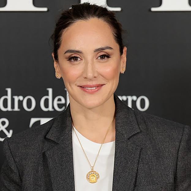 El moño desenfadado que rejuvenece es el peinado estrella de Tamara Falcó que te soluciona cualquier plan imprevisto