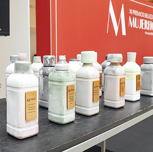 Los galardones para los ganadores de la XI edición de los Premios Belleza de Mujerhoy. Realizados por Gervasio Pérez, director de Moda y Belleza de Mujerhoy.