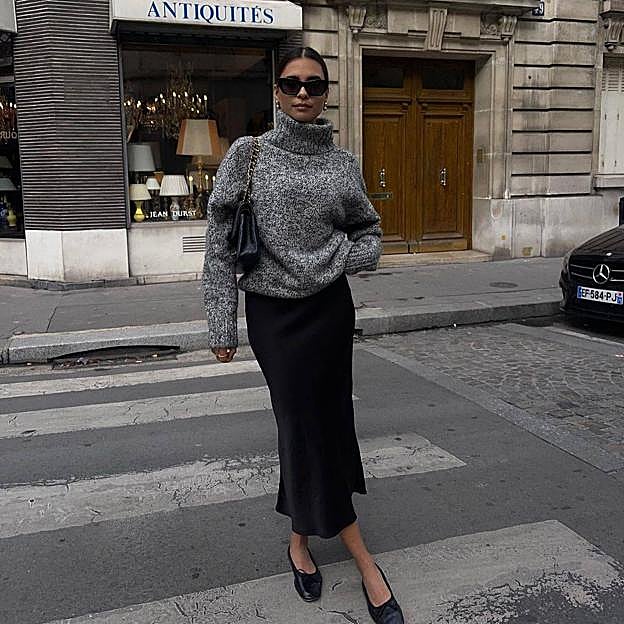 Este es el look de básicos con jersey y falda que causa sensación en el street style para ir elegante en invierno