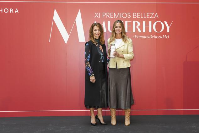 El premio ha sido para el sérum Pure Niacinamide 10 de la Roche-Posay. En la foto, Marina Riveras, responsable de comunicación de La Roche-Posay junto a Rosa Alonso.