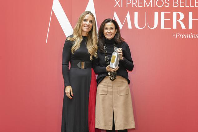 En esta categoría, las lectoras han votado como ganador el contorno Advanced Night Repair Eye Supercharged Gel-Creme de Estée Lauder. El premio lo ha recibido Catalina Álvarez, directora de Marketing de Estée Lauder que posa en la foto junto a Amaia Campos.