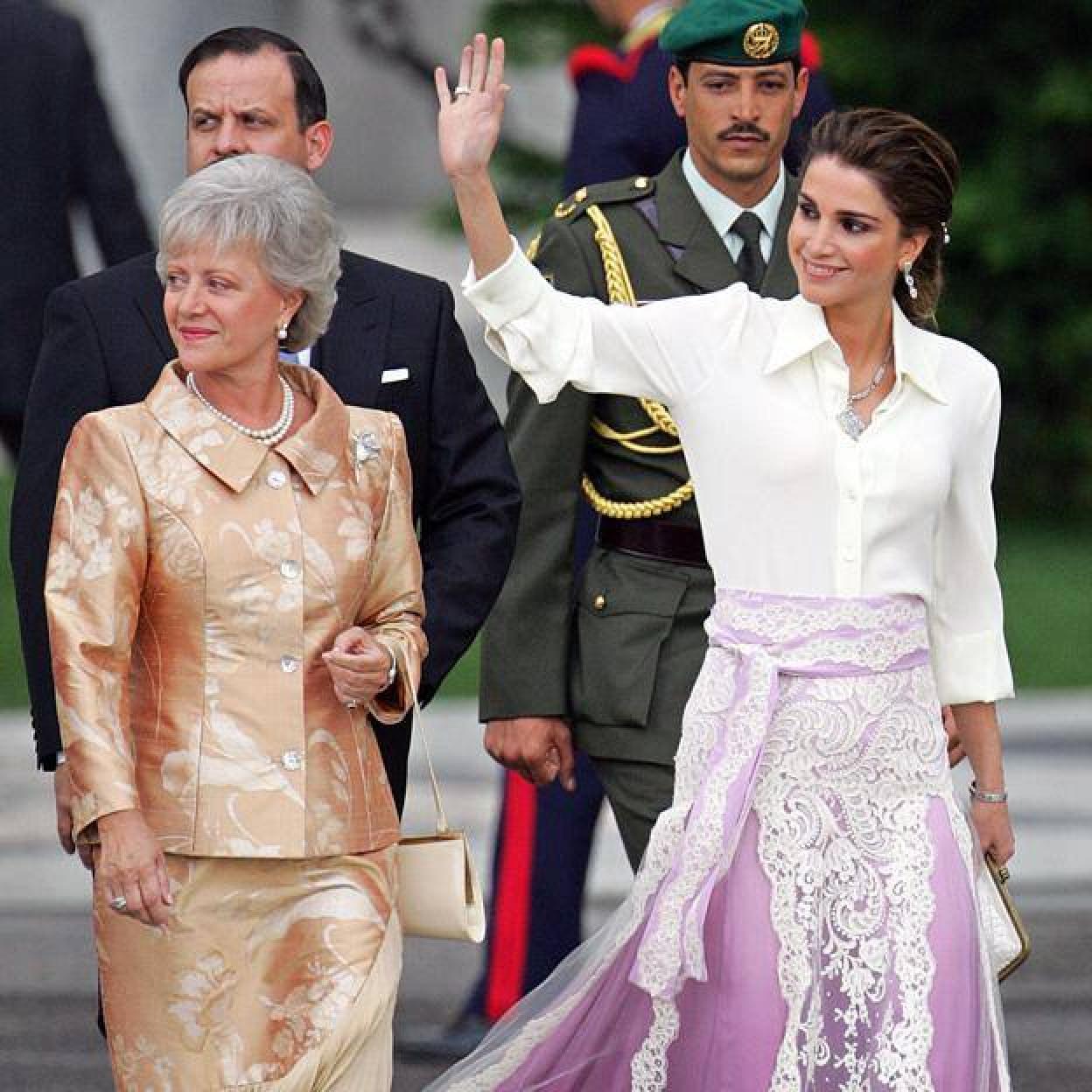 La princesa Muna y la reina Rania en la boda de Letizia y Felipe VI.