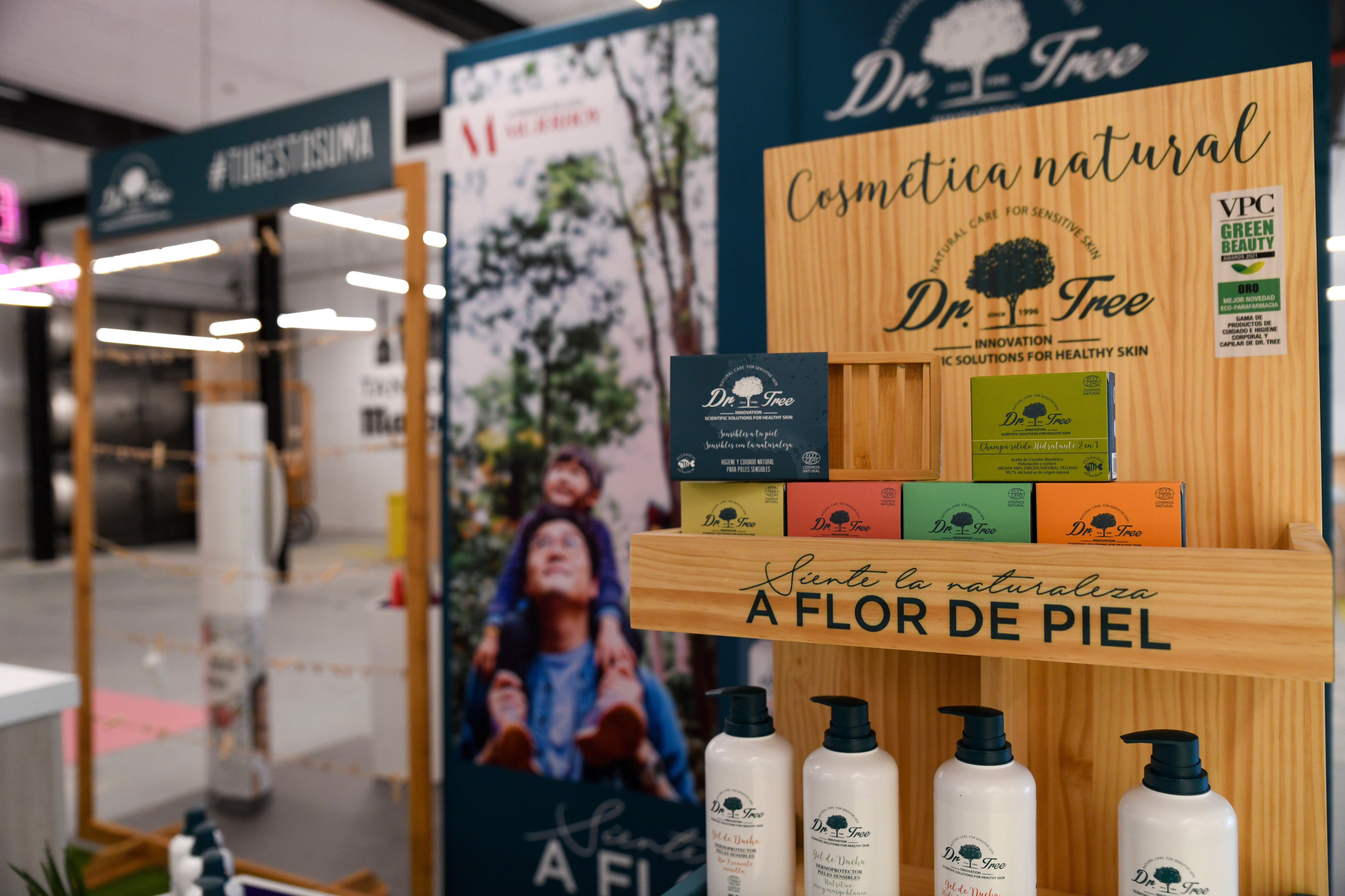 Stand de Dr.Tree con algunos de sus productos, incluido el Gel de Ducha Dermoprotector, uno de los premiados en los XI Premios Belleza de Mujerhoy en la categoría de Clean Beauty.