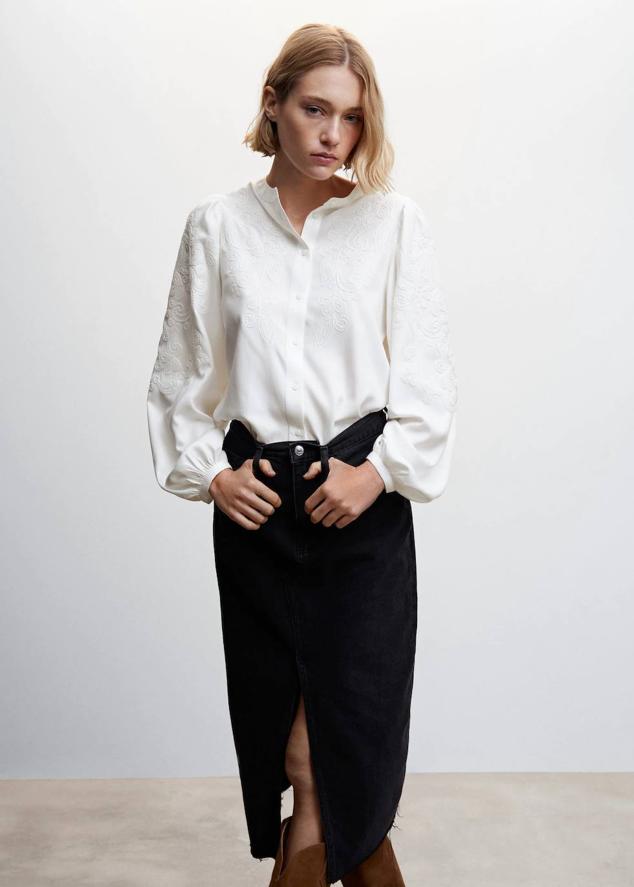 Blusa con cuello redondo, manga larga abullonada, cierre de botones y detalles bordados florales a tono, de Mango. Tiene un coste de 49,99 euros.