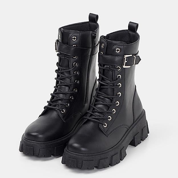 Las botas de Carrefour y Mery Turiel.