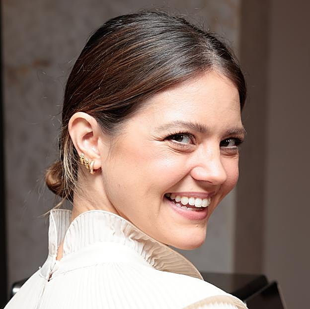 El original vestido plisado de Isabelle Junot que tienes que copiar porque es muy ponible y favorecedor