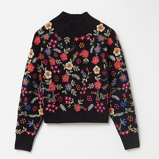 El jersey está repleto de bordados florales.