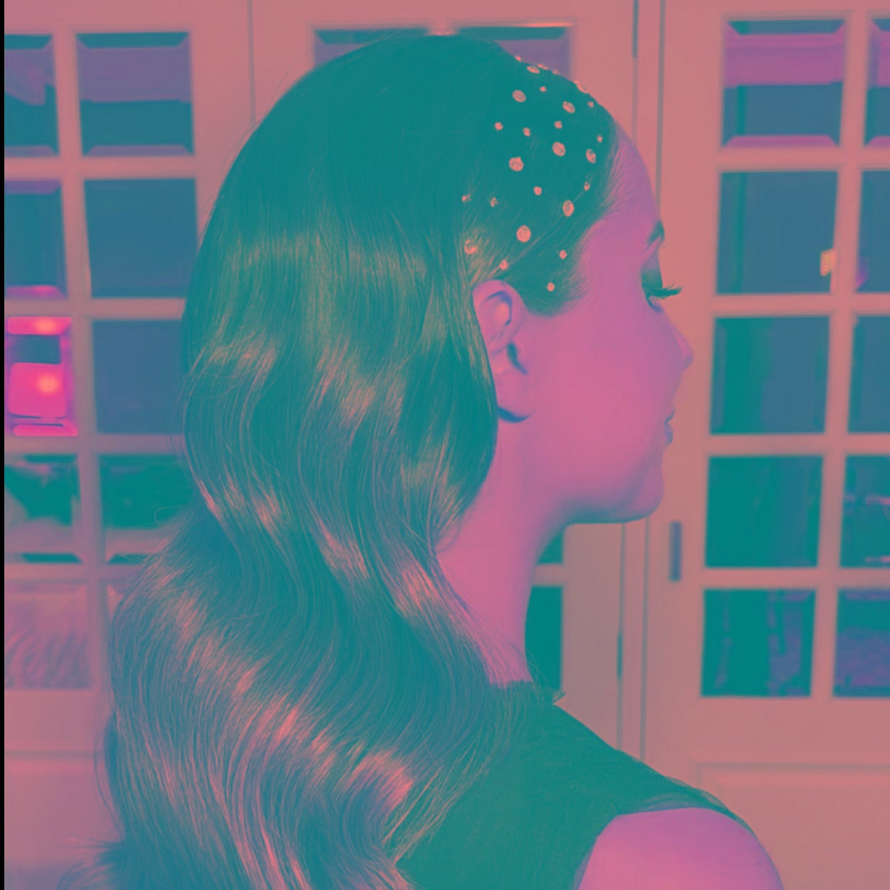 Ni moño, ni trenzas: así es el peinado con cristales efecto diadema que arrasará estas fiestas