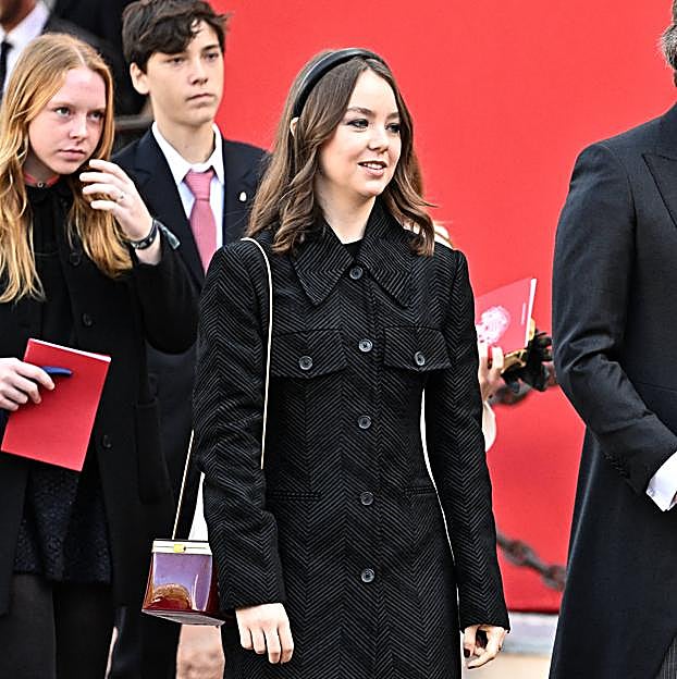 Alexandra de Hannover estrena el abrigo estilizador y más elegante en el Día Nacional de Mónaco (y está idéntico en Sfera)