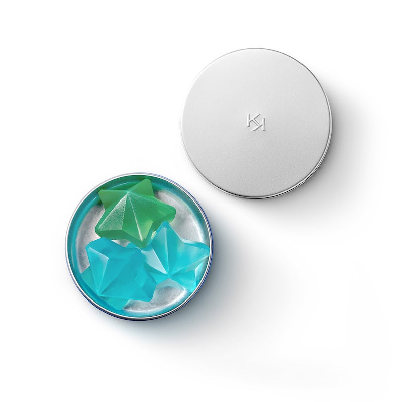 Blue Me es la colección de productos sostenibles de la firma y que se inspira en la belleza de los océanos. Solid Face Cleanser & Scrub Duo es una combinación que limpia y exfolia la piel, dejándola suave y tersa. Compuesto por limpiadores con forma de estrella, la azul limpia, mientras que la verde exfolia. (10,99 euros)