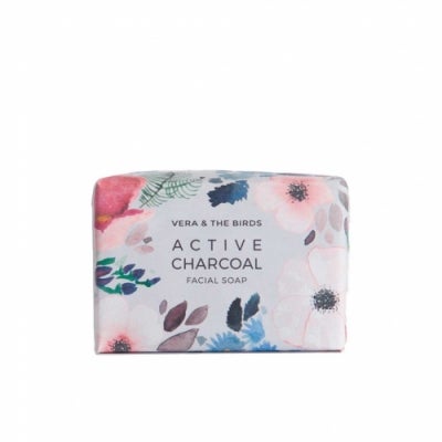 Glicerina, barros del Mar Muerto, carbón activo y aceite esencial de bergamota son las claves del limpiador sólido Active Charcoal de la firma española. Pensado para pieles de mixta a grasa, limpia las impurezas mientras que regula la secreción sebácea. (9,50 euros)
