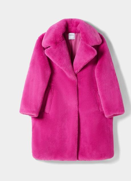Imagen - Abrigo de pelo en color fucsia de Bershka. Foto: Bershka.