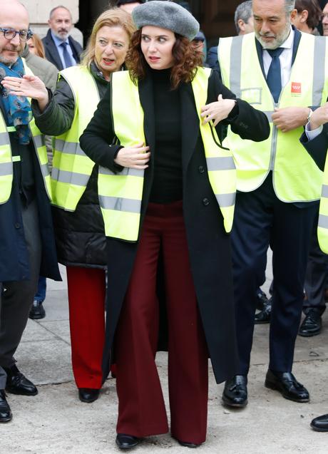 Imagen - El look low cost de Ayuso tiene un abrigo de Zara. / GTRES