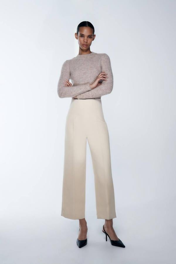 Pantalón culotte de tiro alto con perneras anchas cropped y costuras marcadas, en piedra, de Zara. Cómpralo por 29,95 euros.