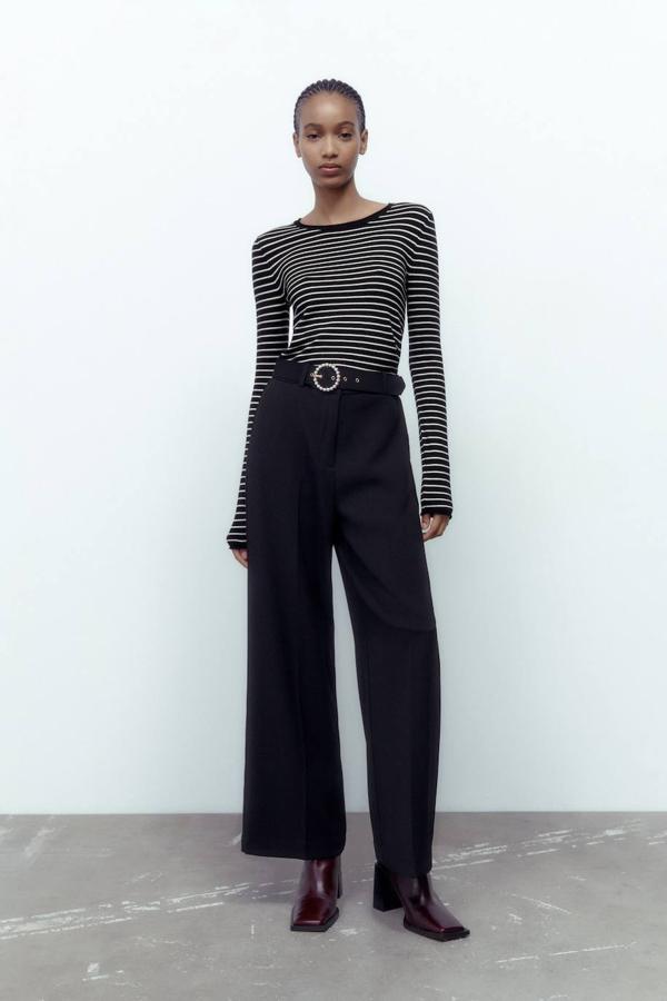 Pantalón culotte de tiro alto con detalle de cinturón enjoyado, bolsillos y perneras anchas, de Zara. Hazte con él por 29,95 euros.