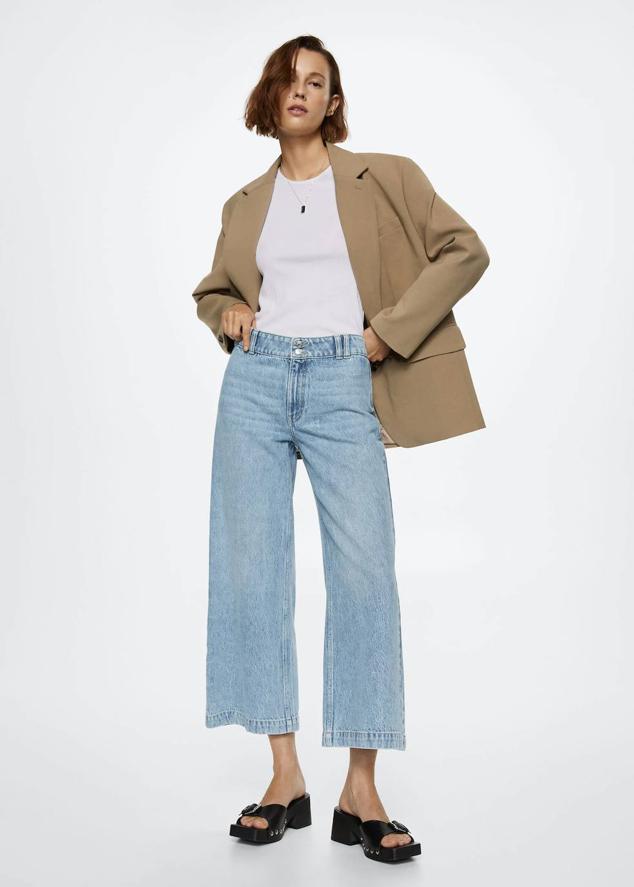 Jeans culotte de tiro medio con trabillas para el cinturón y perneras anchas y cropped, azul medio, de Mango. Su precio es de 19,99 euros.