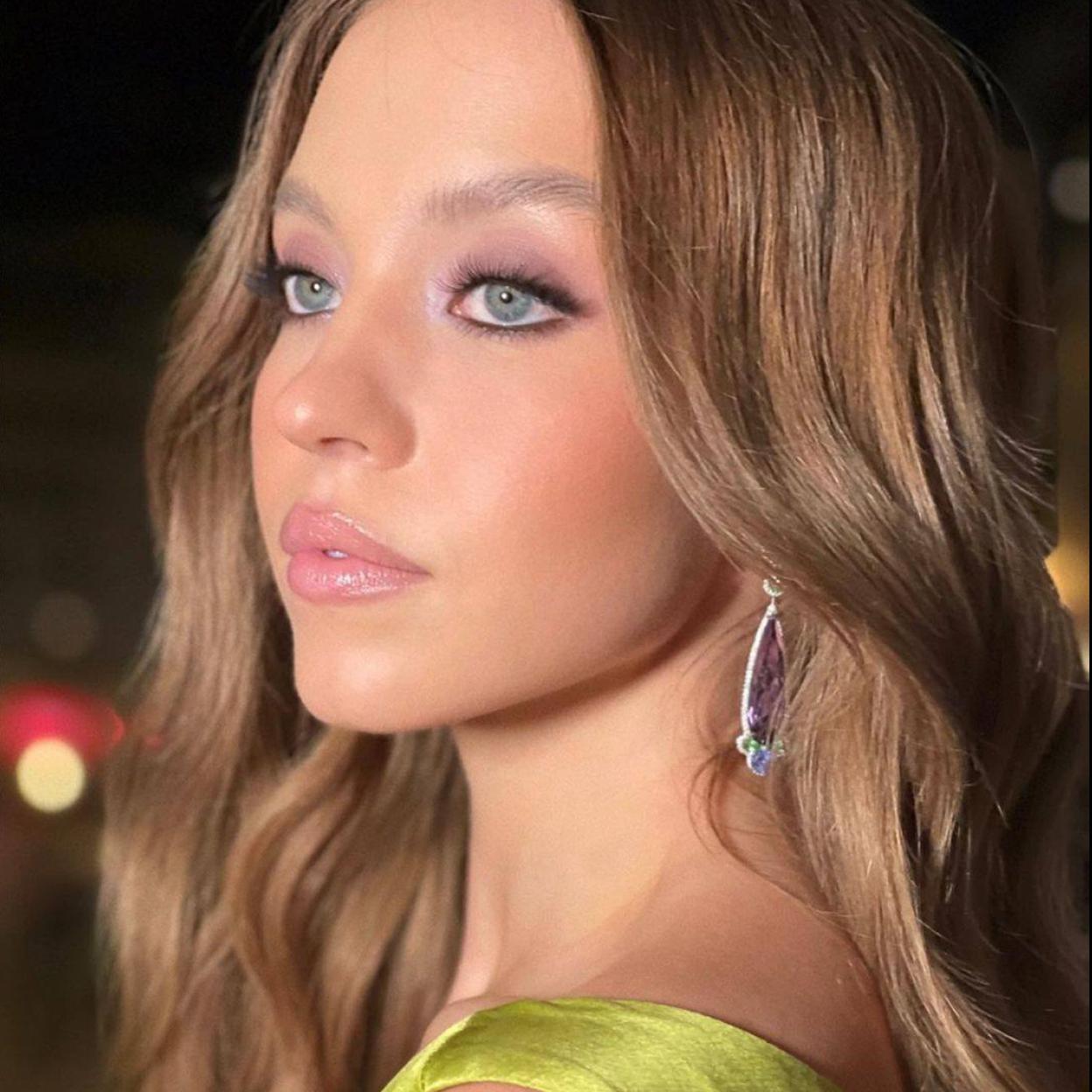 La piel radiante, suave y tersa de Sydney Sweeney se consigue con una crema hidratante eficaz