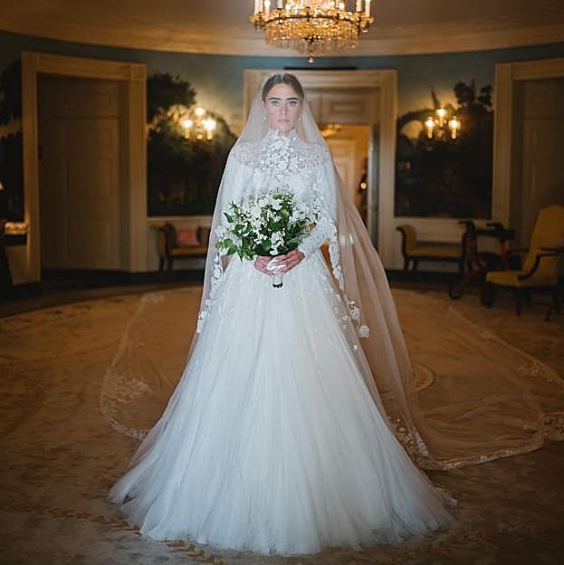 Imagen principal - El vestido de novia de la nieta de Biden era de Ralph Lauren.