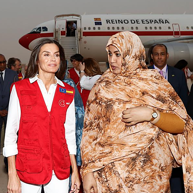 La reina Letizia ha decidido no recurrir a la moda en sus viajes de cooperación: su chaleco rojo de Cruz Rojo se ha convertido ya en una dee sus eñas de identidad. 