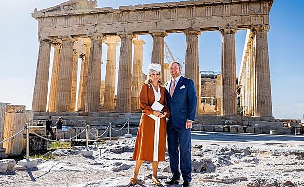 Los reyes de los Países Bajos, Máxima y Guillermo, en su viaje oficial a Grecia. 
