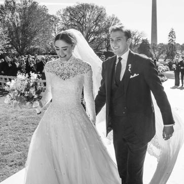 Imagen secundaria 1 - El vestido de novia de la nieta de Biden era de Ralph Lauren.