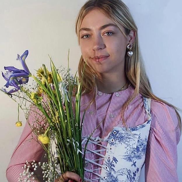 Alexia Mavroleon con un ramo de flores.