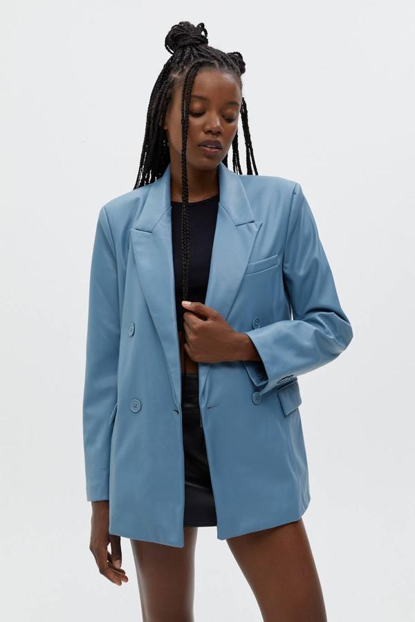 Blazer en tejido efecto piel con diseño cruzado, cierre de doble botonadura, manga larga, cuello solapa con muesca y bolsillos, de Pull&Bear. Puedes encontrarla en azul y negro, a 35,99 euros.